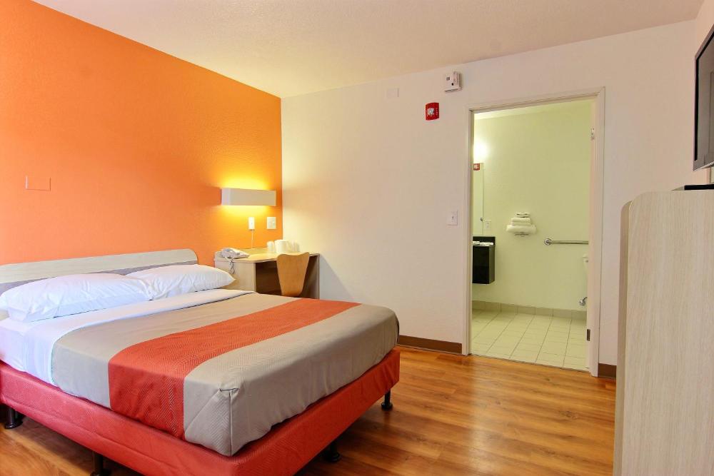 Queen Room interior